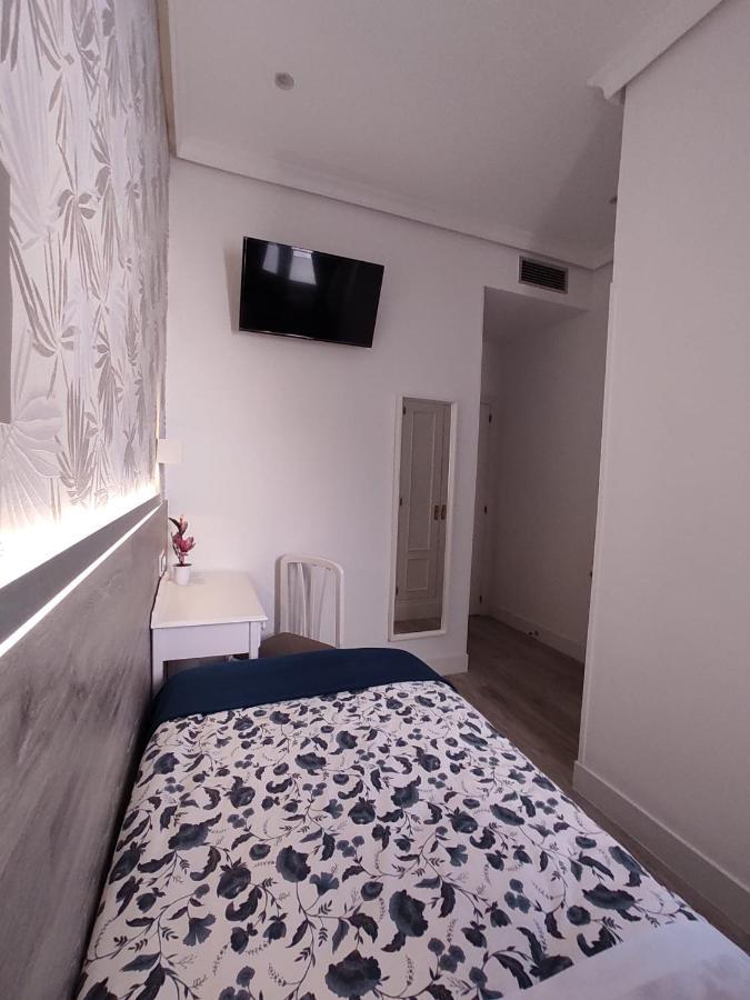 Single Room with Balcony,1089404242:JPEG